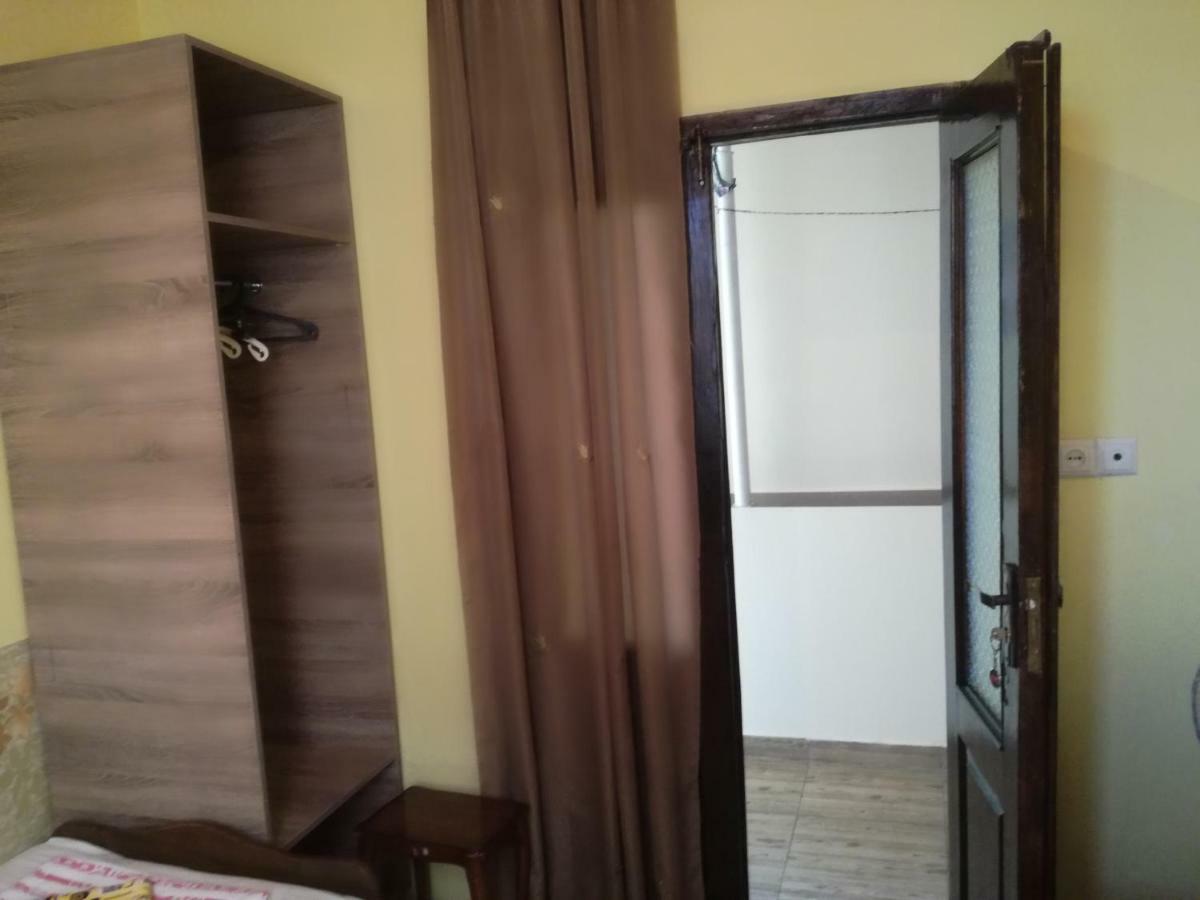 Guest House Nino Batumi Exterior foto